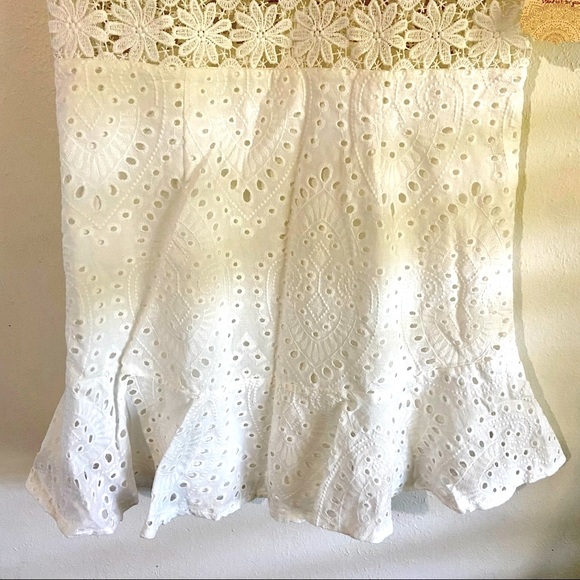 Beautiful eyelet dress - Picture 3 of 5